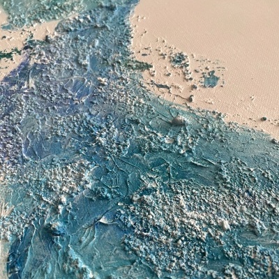 Pintura texturizada abstracta em tons de azul e verde sobre fundo branco