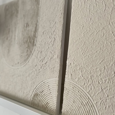 Placas decorativas quadradas bege com textura e padrão em curvas em relevo