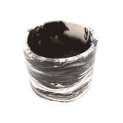 porta-objetos cilíndrico preto, cinzento e branco com padrão marmoreado