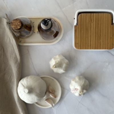 alho fresco e seco com frascos em superfície de mármore