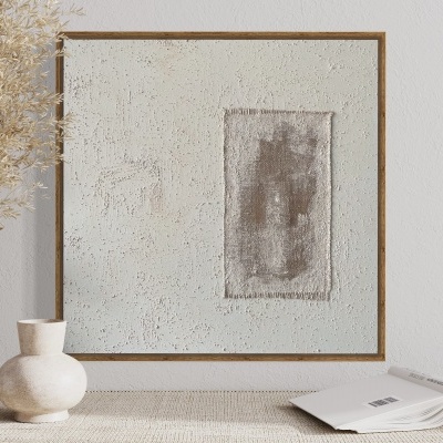Quadro com textura branca e mancha cinza, vasos cerâmicos e planta seca num ambiente minimalista