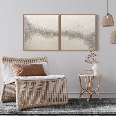 Cadeira e mesa de vime com almofadas e decoração rústica em sala minimalista