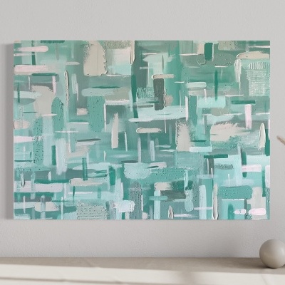 Quadro abstrato verde pendurado em parede com jarras decorativas em cima de uma superfície