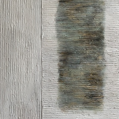 Superfície texturizada cinzenta e branca com retângulo escuro central