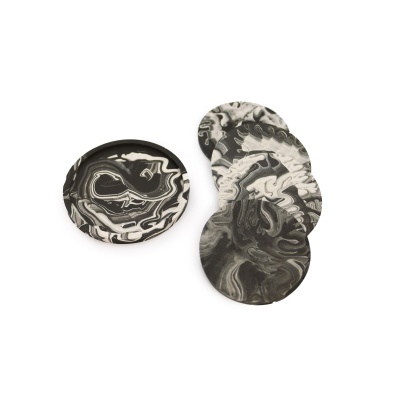 Cinco bases para copos redondas com padrão marmoreado preto, cinza e branco