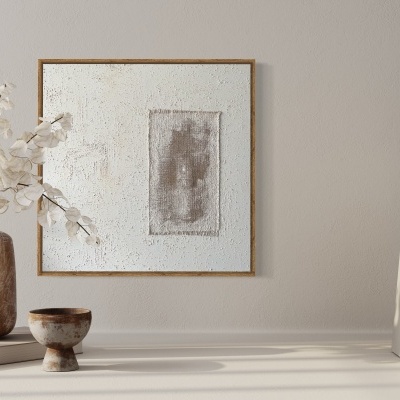 Estante branca com vaso cerâmico castanho, flores brancas, taça de cerâmica e quadro abstrato neutro na parede.