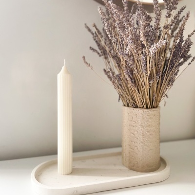 Castiçal em cerâmica creme com vela branca e jarra texturizada com lavanda seca