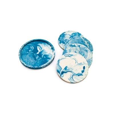 Bases de copos redondas azul e branco com padrão marmoreado