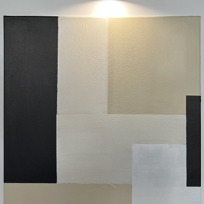 quadro abstrato com retângulos em preto, branco, cinza e bege, iluminado por luz superior