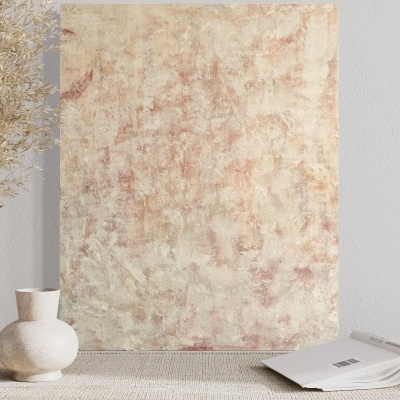 Tela abstrata bege e rosa com vasos de cerâmica e livro aberto numa superfície texturada