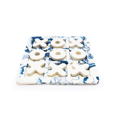 Jogo tic-tac-toe azul e branco com peças X e O brancas