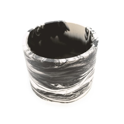 Vaso cerâmico cilíndrico com padrão marmoreado cinza, branco e preto