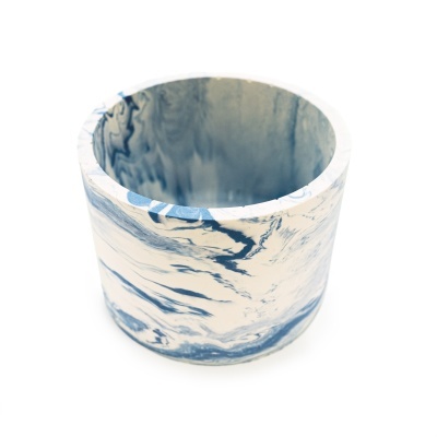 Vaso cilíndrico de padrão azul e branco que imita mármore