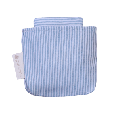 Bolsa pequena azul com riscas verticais e etiqueta aurorna