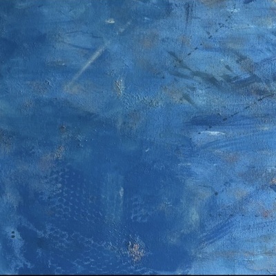 Piso azul desgastado com riscas claras e padrão hexagonal