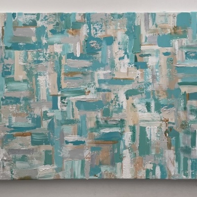 Quadro abstrato com pinceladas azuis, brancas e beige sobre tela