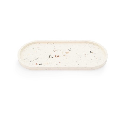 Tabuleiro oval creme em material tipo terrazzo com manchas coloridas