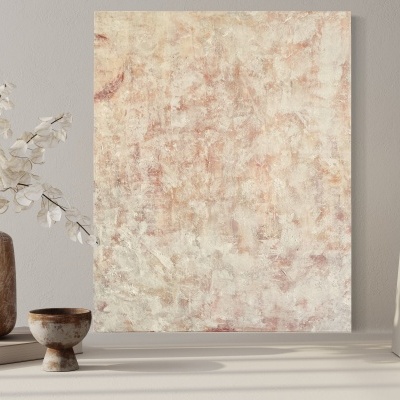 Tela abstrata em tons bege e rosa com vaso castanho, flores brancas, taça e livros claros ao lado