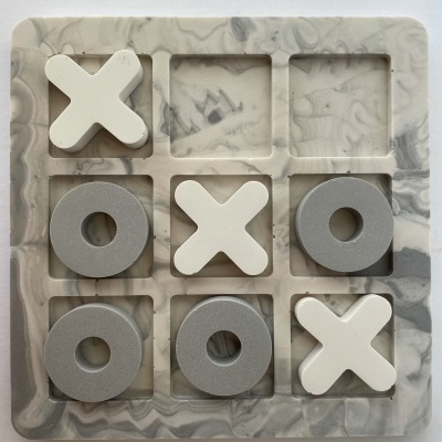 Jogo de três em linha com tabuleiro marmoreado e peças brancas e cinzentas