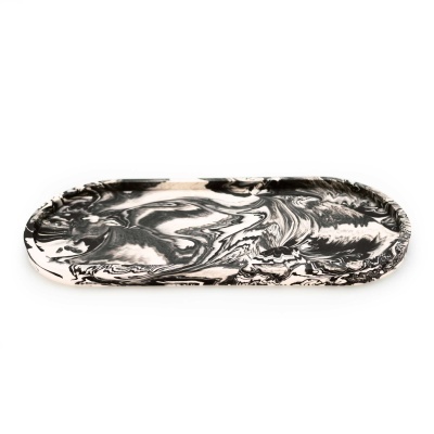 Bandeja oval marmoreada preta e branca em cerâmica