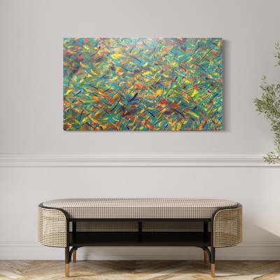 Pintura abstrata colorida numa parede branca com banco xadrez e planta em vaso branco