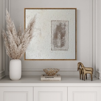 Decoração com flores secas, livros, escultura de cavalo e quadro abstrato em prateleira branca