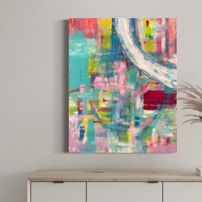 Quadro abstrato colorido pendurado numa parede acima de móvel branco com tampo de madeira e decoração