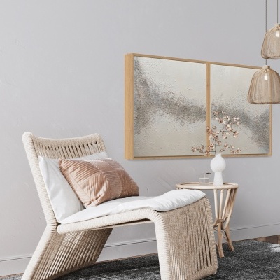 Cadeira em rattan claro com almofada branca e mesa lateral numa sala moderna