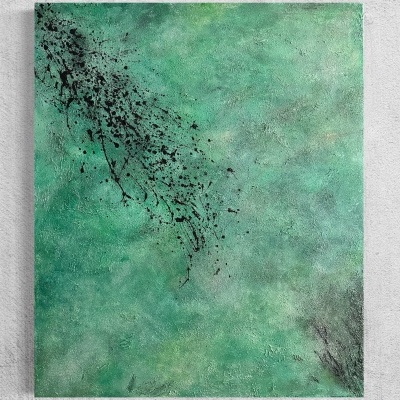 Quadro verde abstrato pendurado numa parede branca