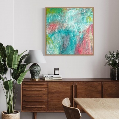 Quadro abstrato colorido com moldura de madeira sobre móvel de madeira rústica