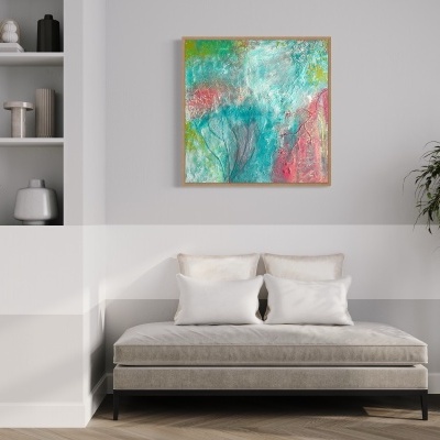 Sofá cama cinzento claro com almofadas brancas e quadro abstrato colorido na parede