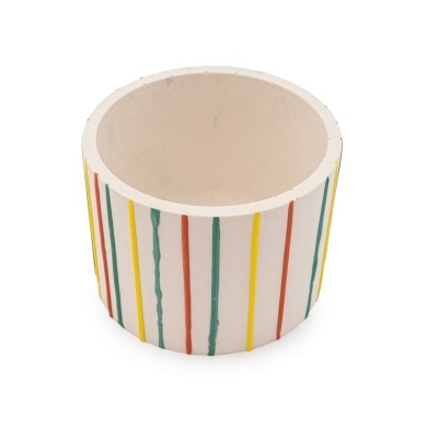 Vaso cilíndrico branco com riscas coloridas verticais