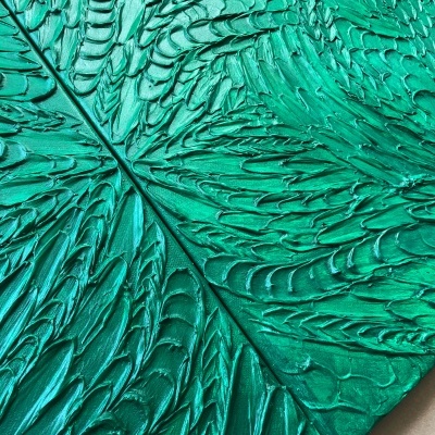 Placa decorativa verde com relevo de folhas