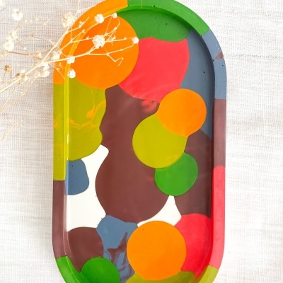 Tabuleiro oval colorido com manchas multicolor