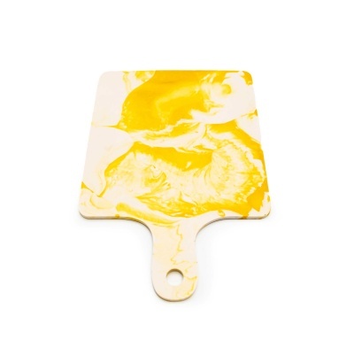 Tábuas de cortar azuis e vermelhas empilhadas sobre fundo branco