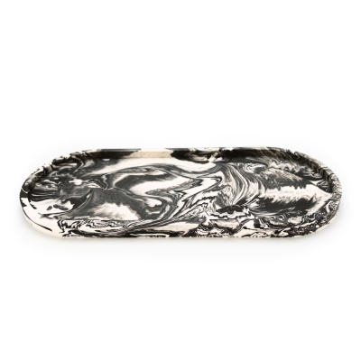 Prato oval de cerâmica preto e branco com padrão marmoreado