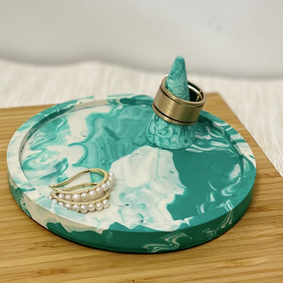 Suporte marmoreado para anéis verde-água e branco com par de brincos de pérolas