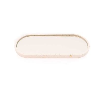 Tabuleiro oval bege claro com manchas douradas e bordas baixas