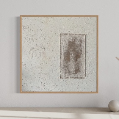 Quadro abstrato com moldura de madeira acima de prateleira com vasos cerâmicos