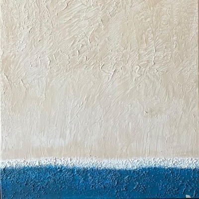 Pintura abstrata texturizada com faixa azul e fundo bege claro