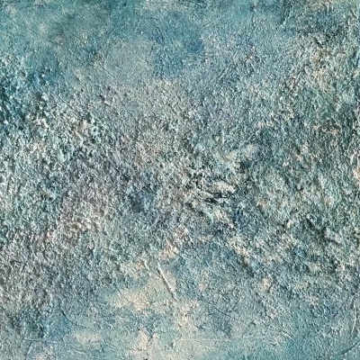 Três painéis verticais azul esverdeado e cinza com textura marmoreada