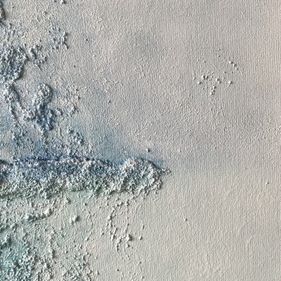 Superfície clara com textura granular azul e cinza em relevo