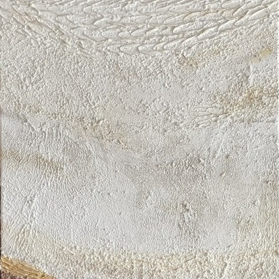 Superfície texturizada com padrões irregulares em tons de branco, bege e castanho