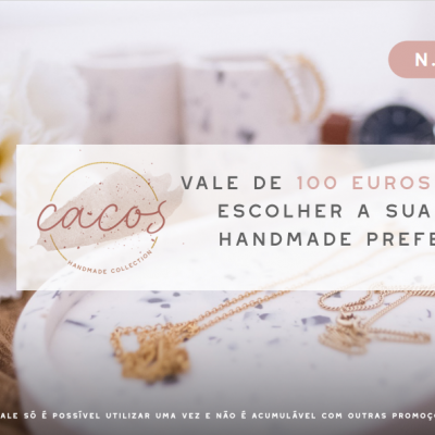 Vale de 100 euros para escolher peça handmade da coleção Cacos sobre fundo com flor branca e cerâmica