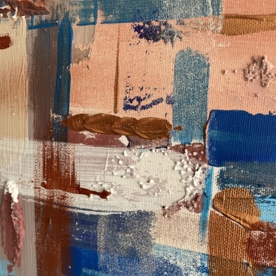 Pintura abstrata em tela com vários tons de azul, castanho e branco com texturas