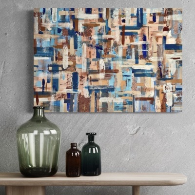 Painel de arte abstracta colorida sobre mesa de madeira com garrafas de vidro