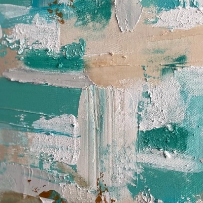 Pintura abstrata com pinceladas espessas em tons verdes, brancos e bege