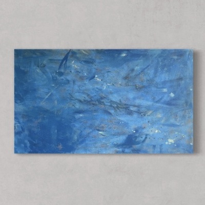 Quadro abstracto azul com texturas e manchas numa parede cinza