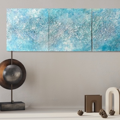 Três painéis azuis abstratos e decoração minimalista numa prateleira com vasos e objetos geométricos