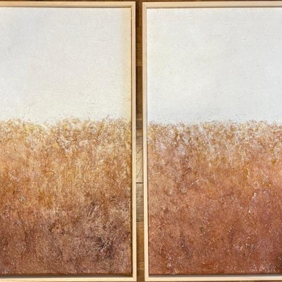 Duas pinturas abstratas em moldura de tons castanhos e brancos com textura